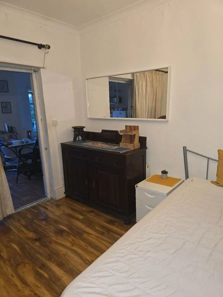Room Forty Lane in Greater London