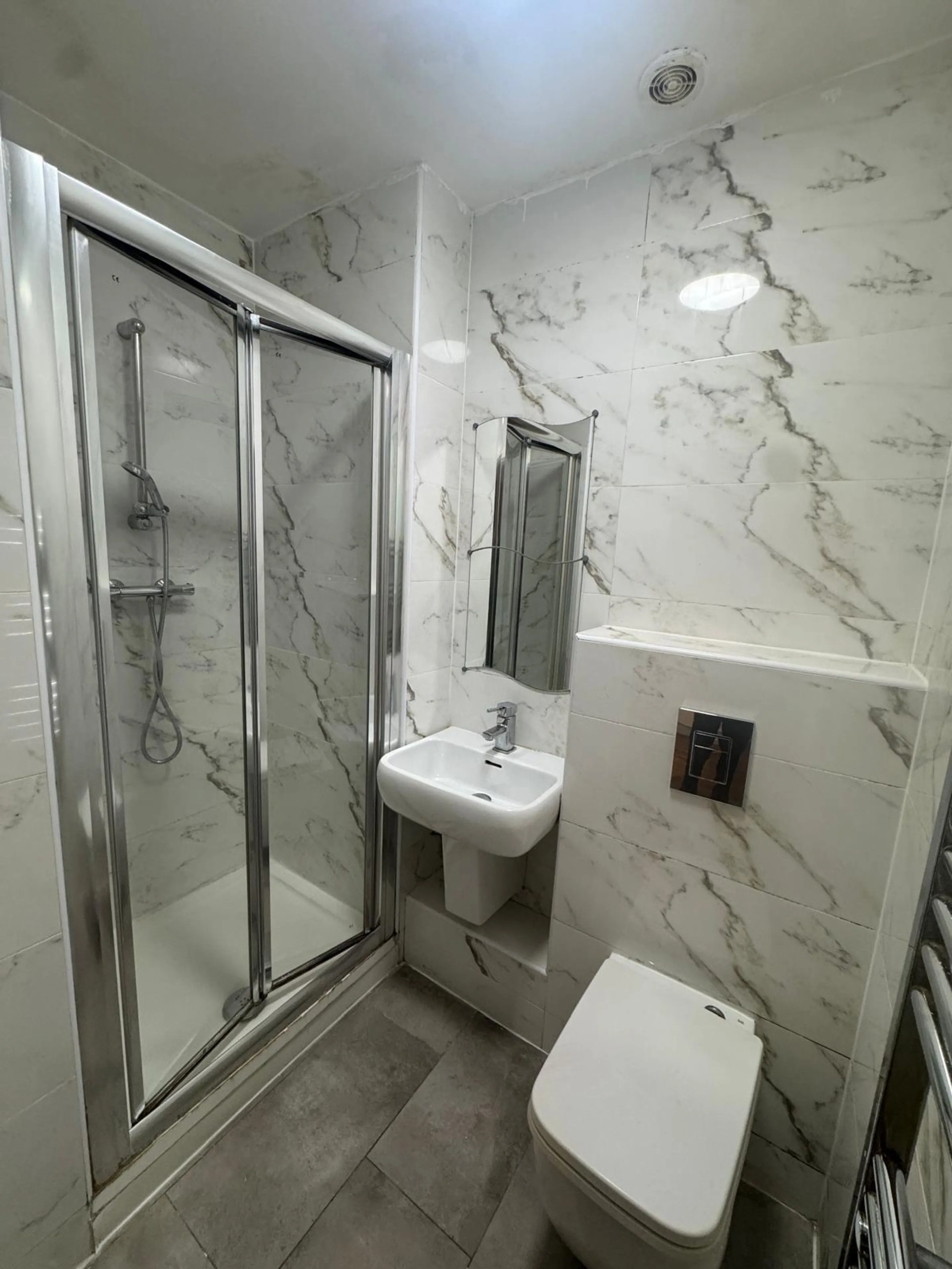 Flat Elmgrove Road in Greater London