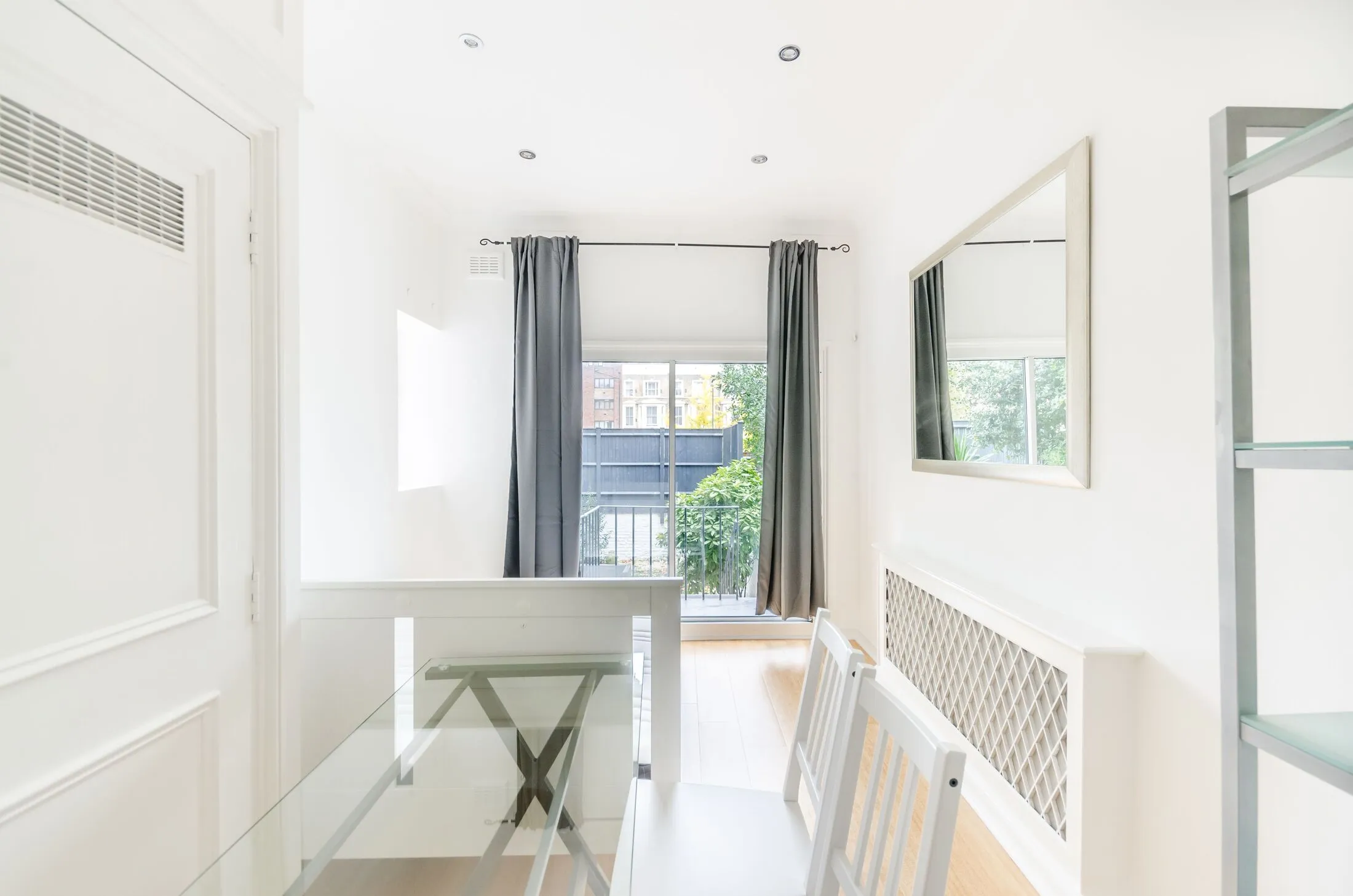 Flat Warwick Road in Greater London