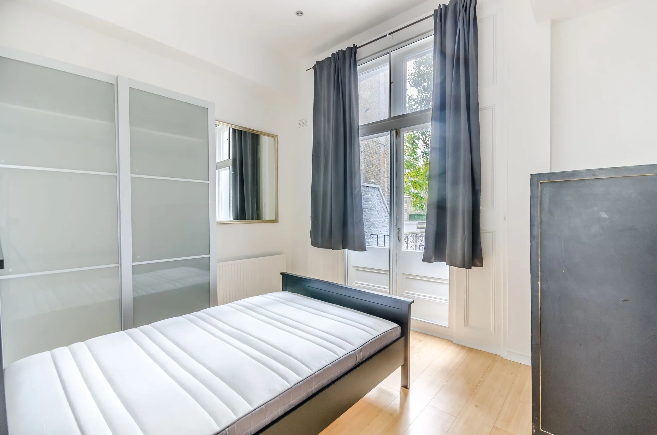 Flat Warwick Road in Greater London