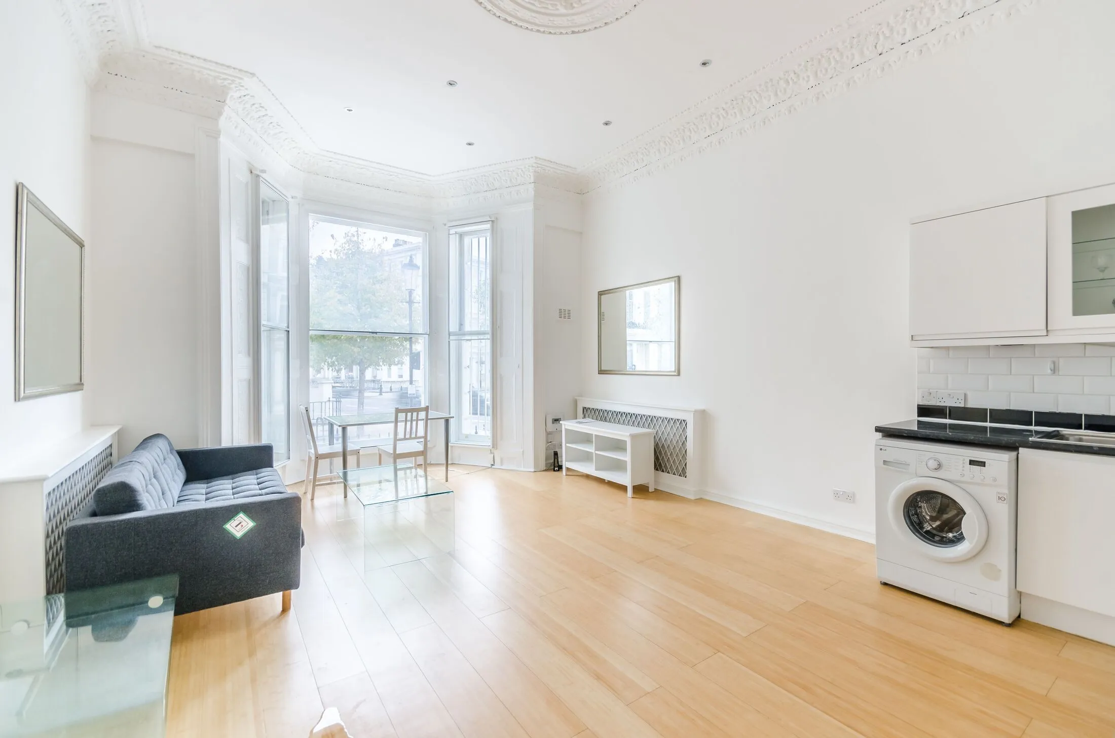 Flat Warwick Road in Greater London