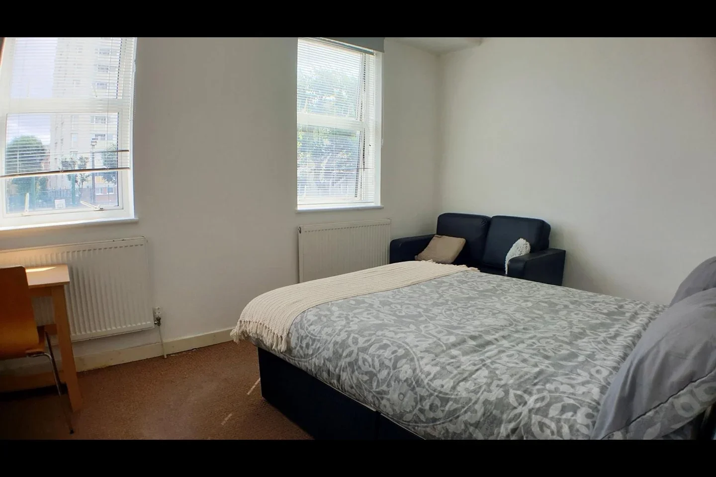 Flat Bigland Street in Greater London