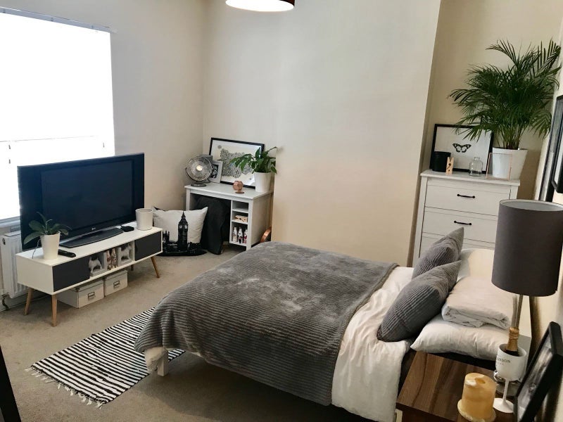 Room Gilmore Road in Greater London