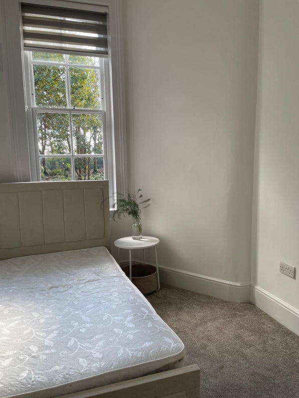 Room Du Cane Road in Greater London