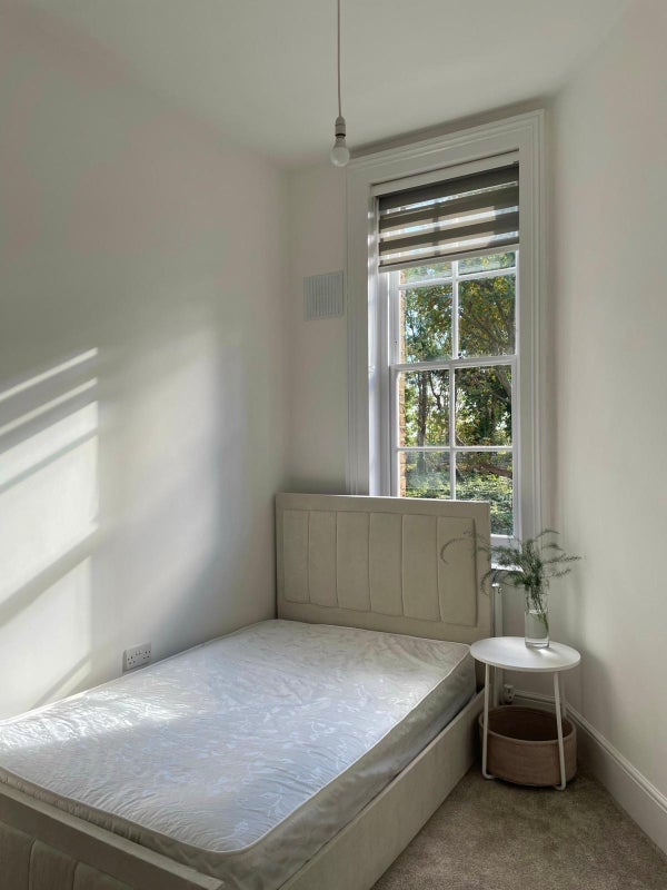 Room Du Cane Road in Greater London