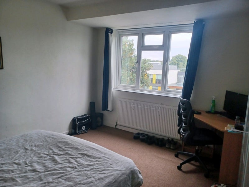 Room Trelawney Estate in Greater London