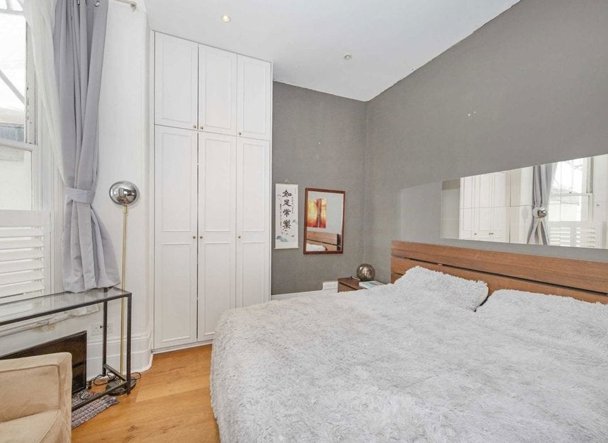 Flat Gauden Road in Greater London