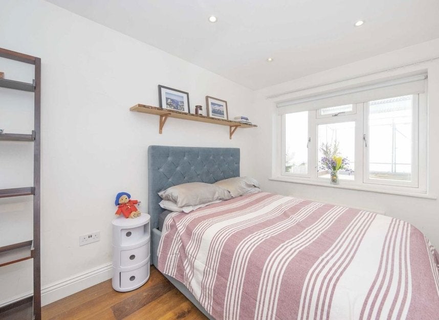 Flat Gauden Road in Greater London