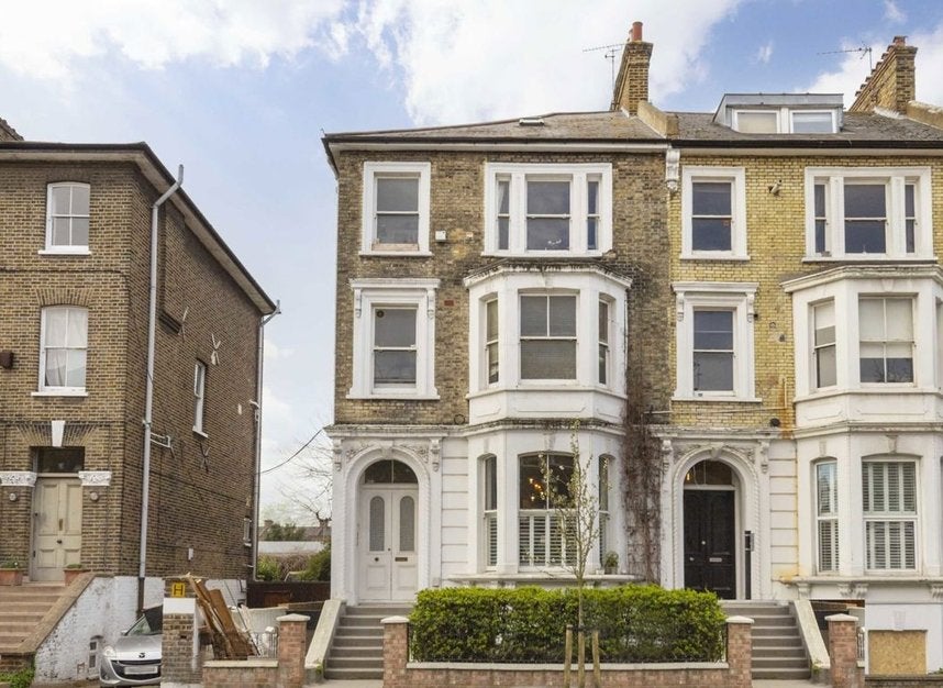 Flat Gauden Road in Greater London