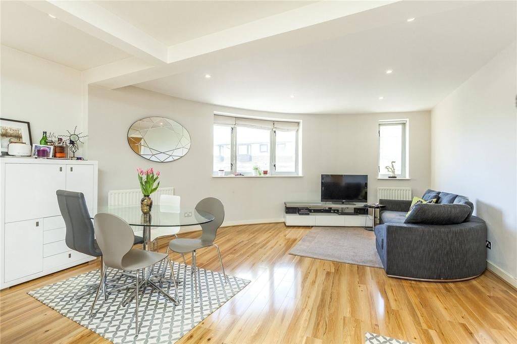 Flat Westferry Road in Greater London