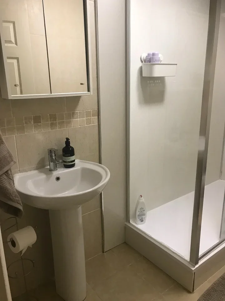 Room Myddleton Avenue in Greater London