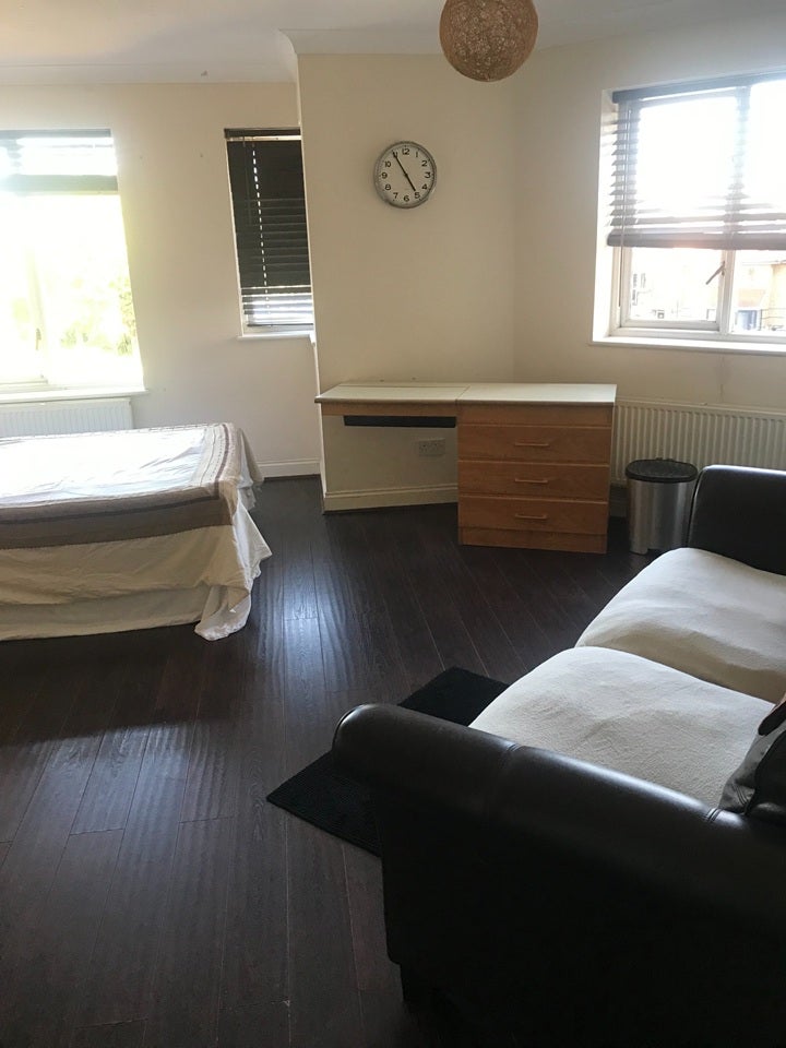 Room Myddleton Avenue in Greater London