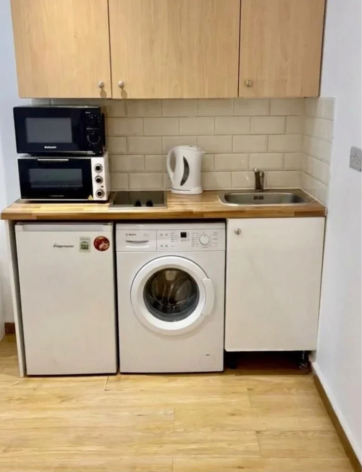 Flat Kempsford Gardens in Greater London