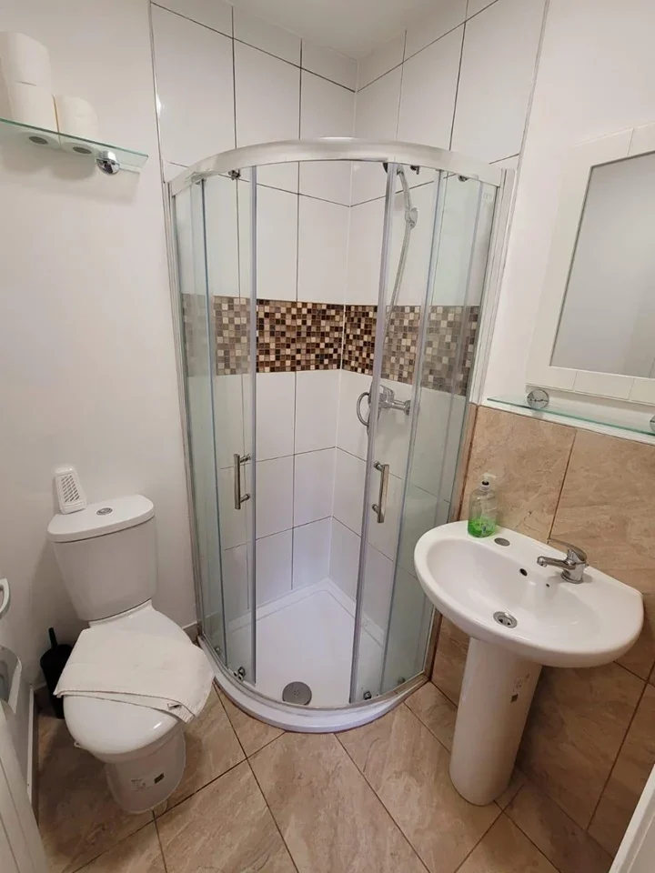 Flat Kempsford Gardens in Greater London