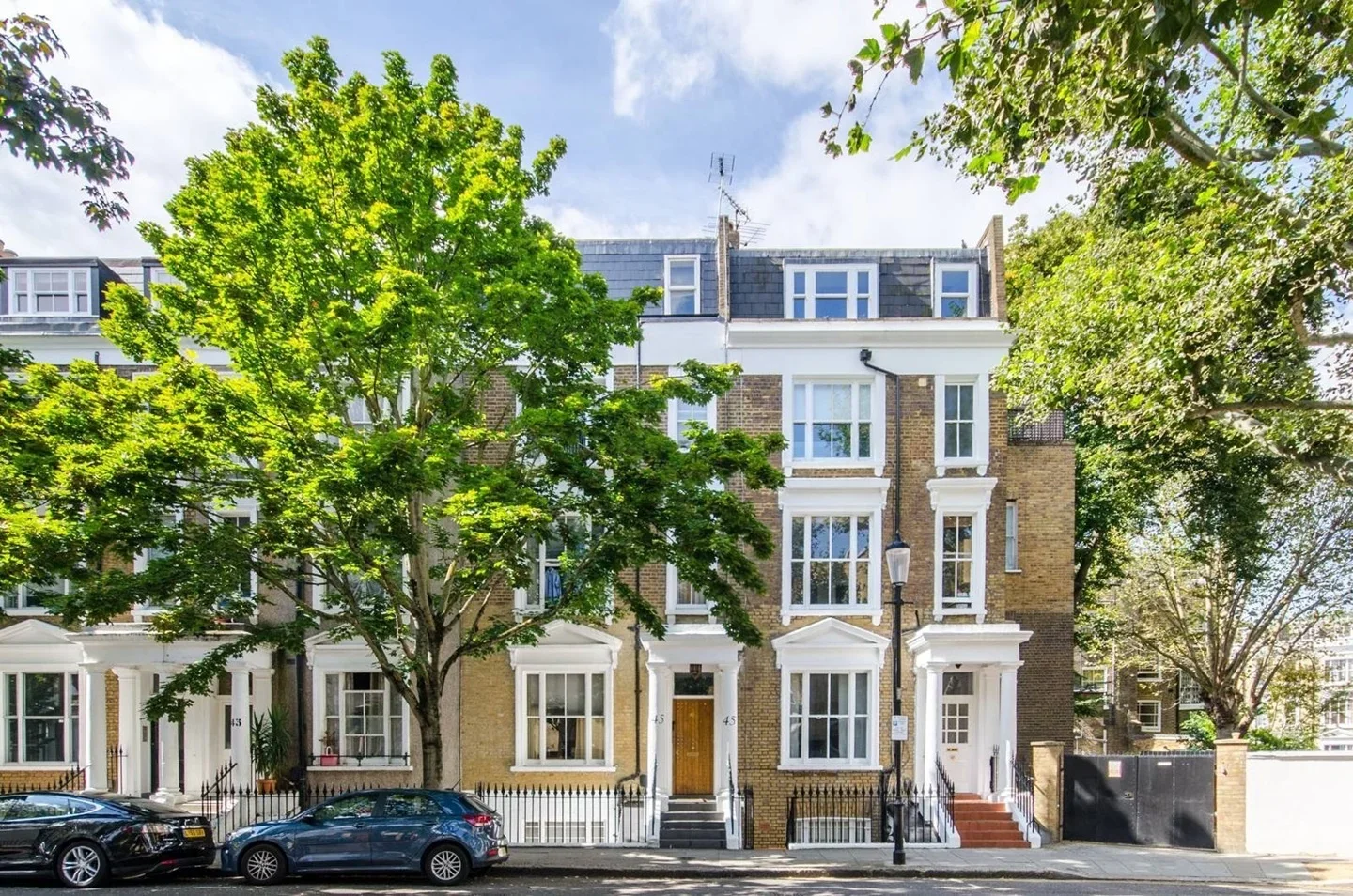 Flat Kempsford Gardens in Greater London