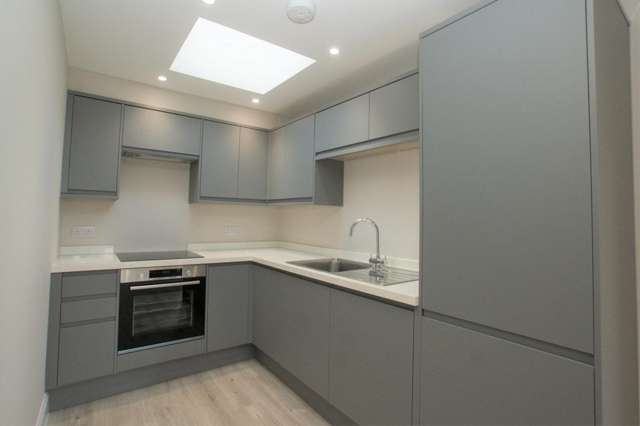Flat Queens Road in Elmbridge