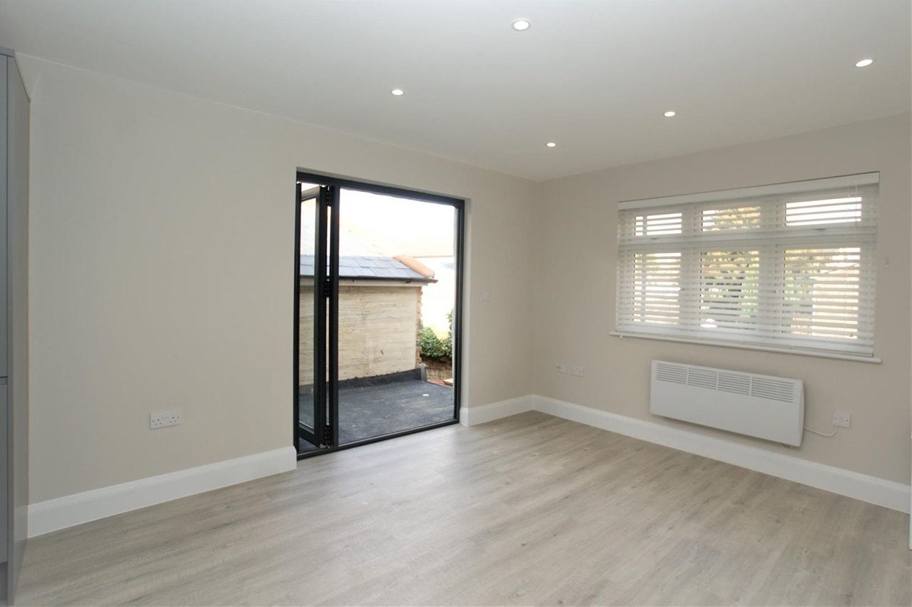 Flat Queens Road in Elmbridge