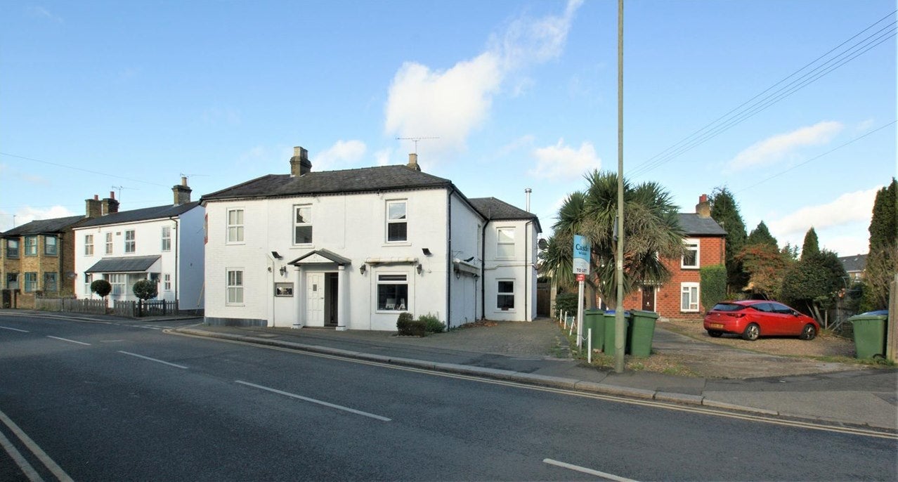 Flat Queens Road in Elmbridge