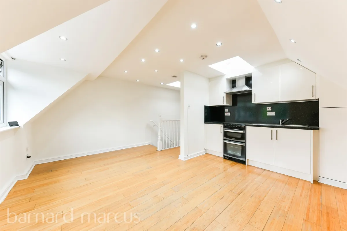 Flat Ellesmere Road in Greater London