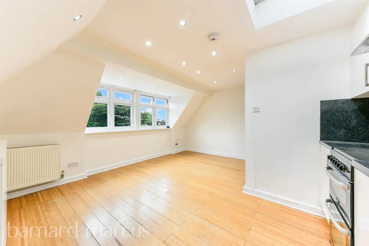 Flat Ellesmere Road in Greater London