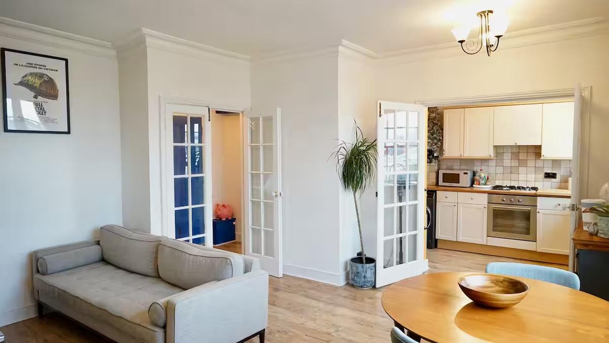 Flat Grove Lane in Greater London