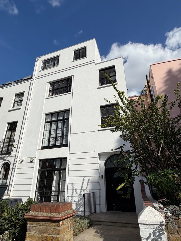 Flat Grove Lane in Greater London