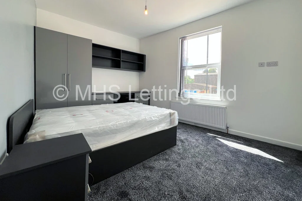 Room Cardigan Road in Leeds