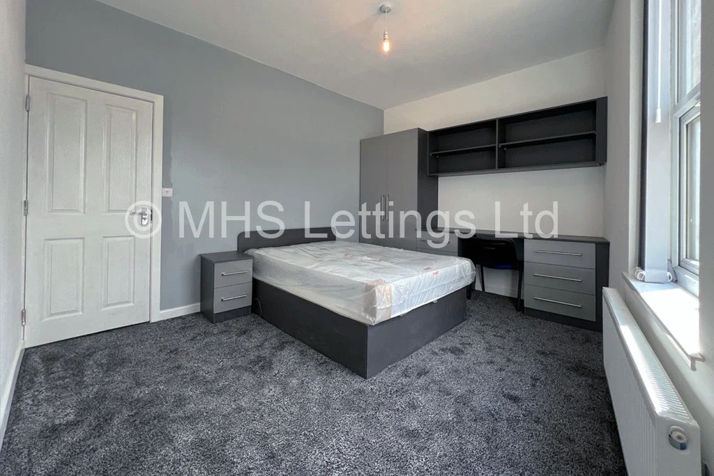Room Cardigan Road in Leeds