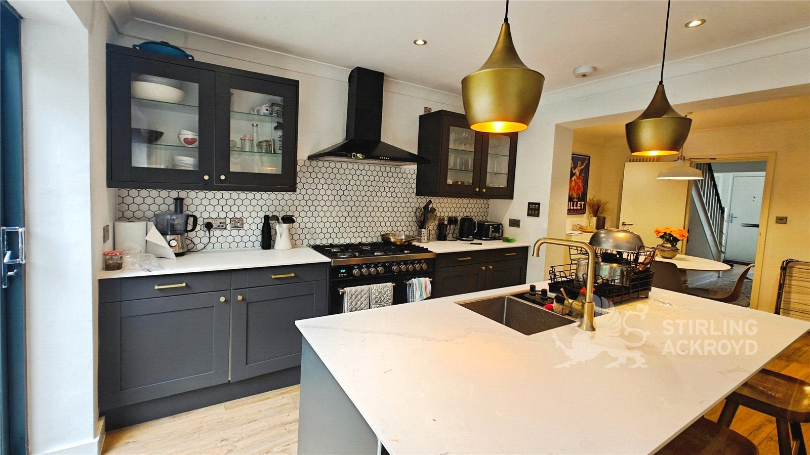Room Applegarth Avenue in Guildford
