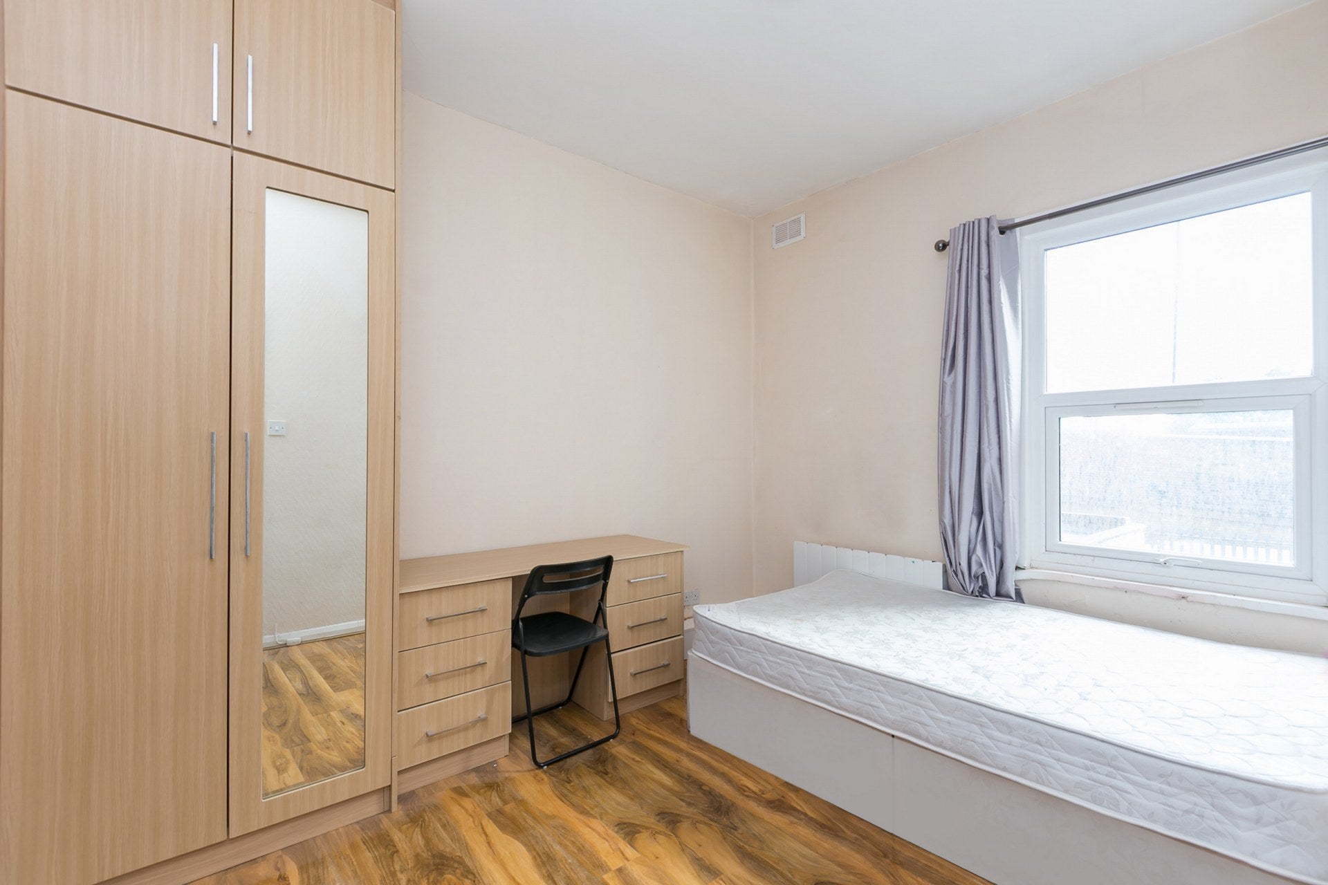 Flat Kingsland Road in Greater London