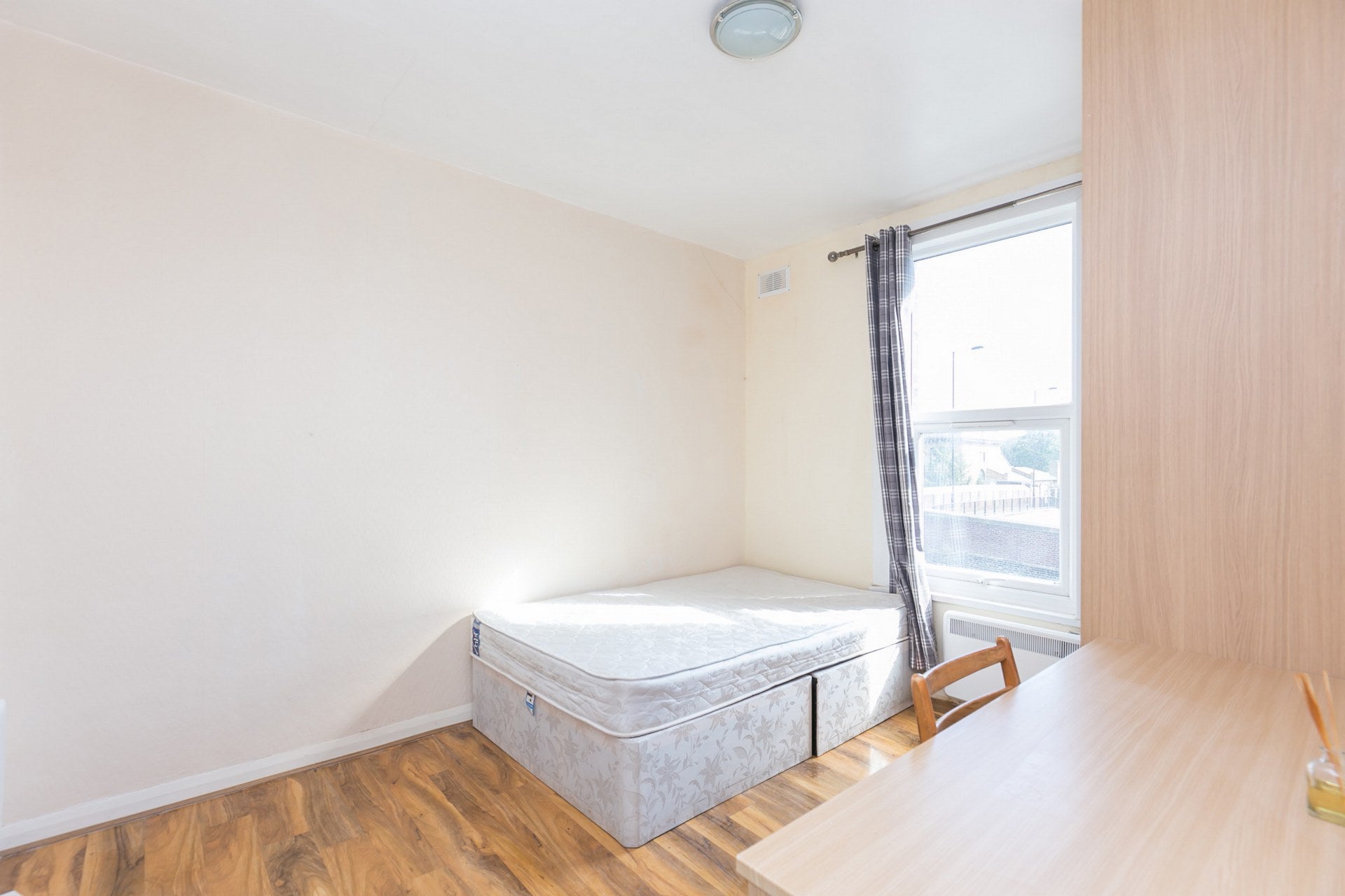 Flat Kingsland Road in Greater London