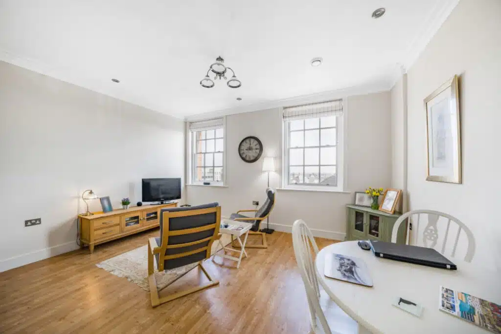Flat Woodlands Crescent in Dorchester