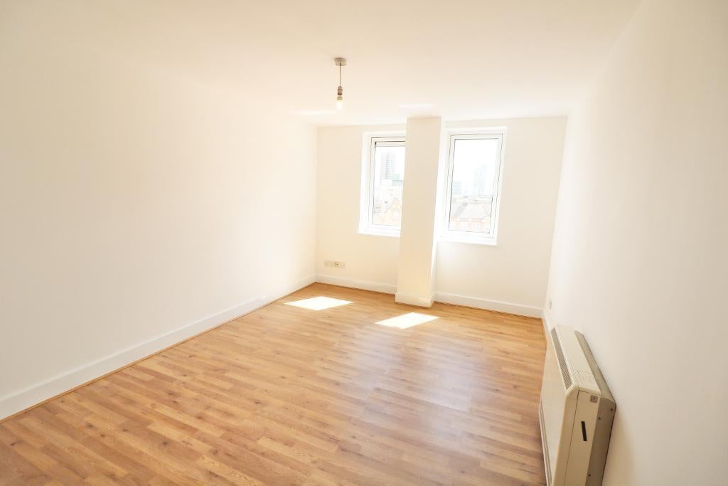 Flat Commercial Road in Greater London
