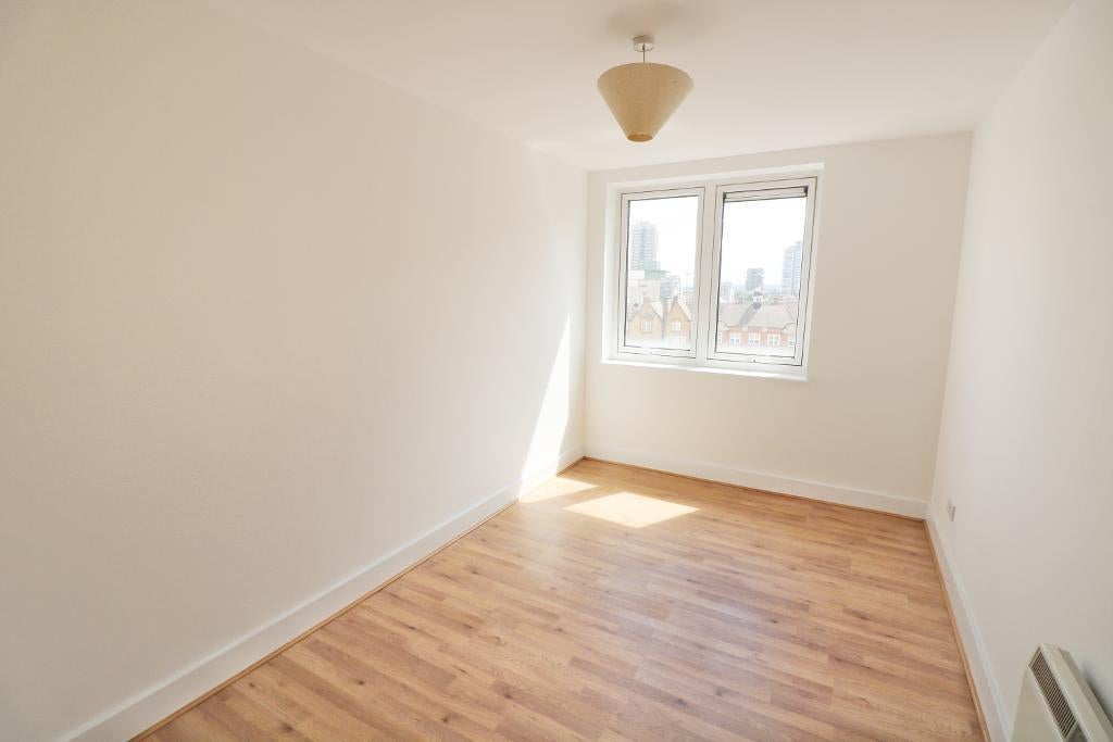 Flat Commercial Road in Greater London