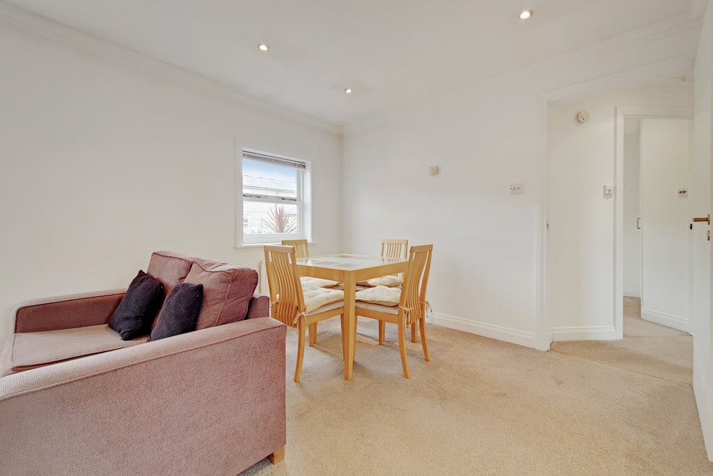 Flat Langton Road in Greater London