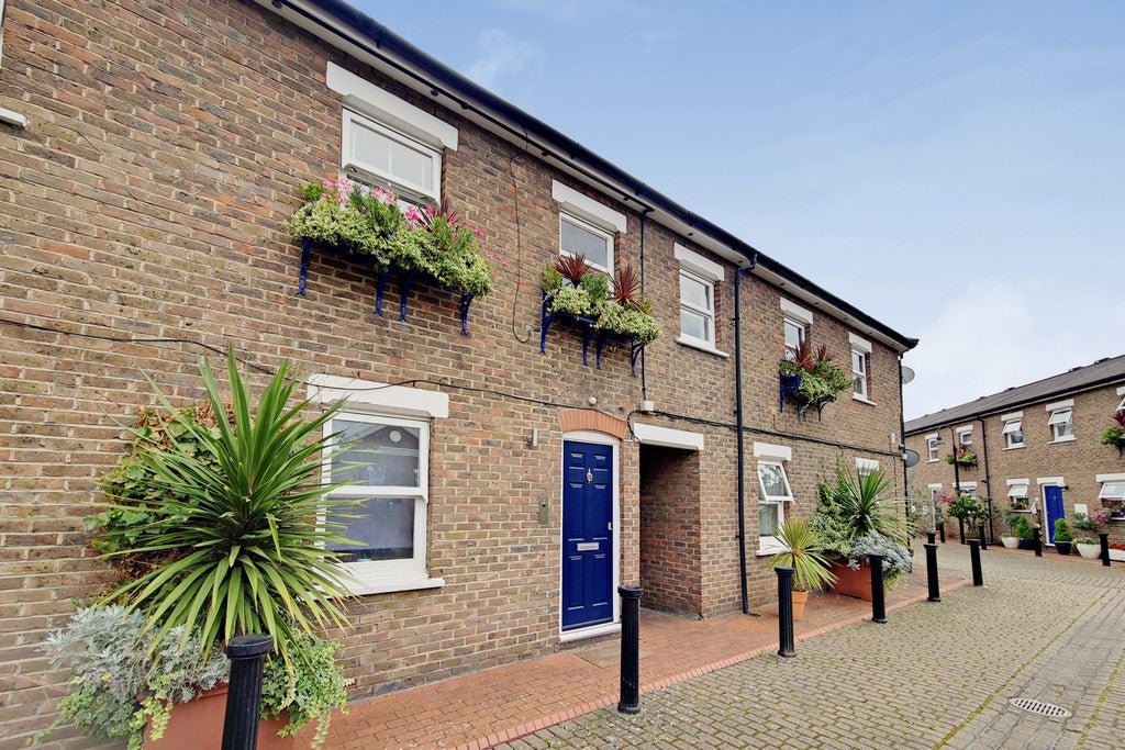 Flat Langton Road in Greater London