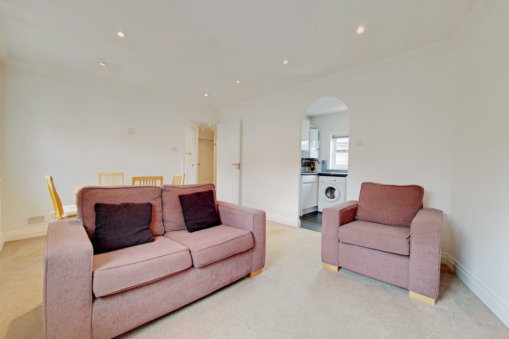 Flat Langton Road in Greater London