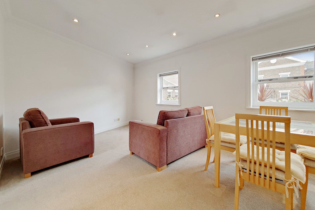 Flat Langton Road in Greater London