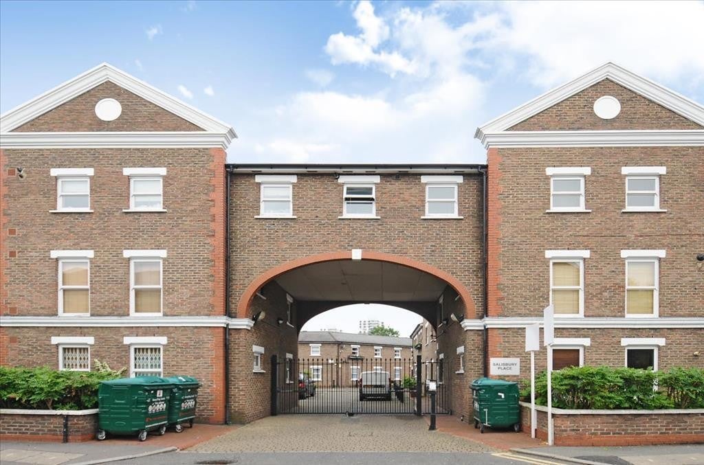 Flat Langton Road in Greater London