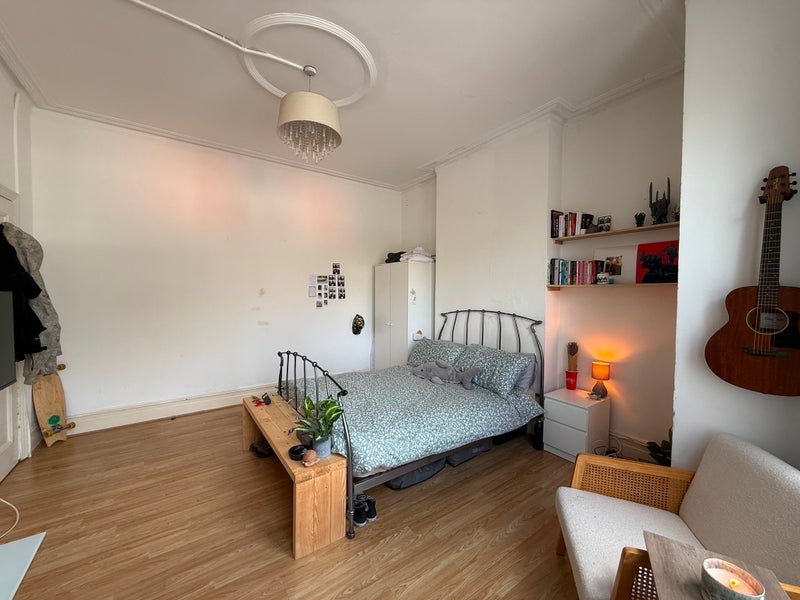 Room Netherfield Road in Greater London