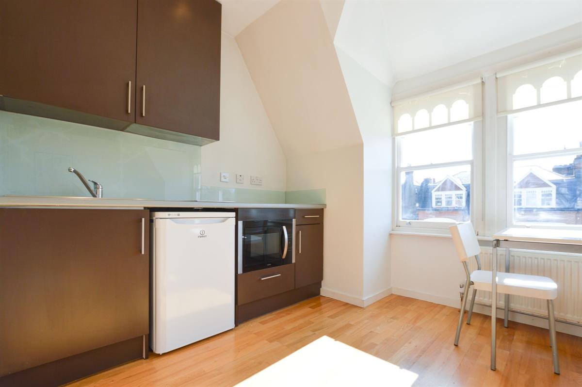 Flat Kings Avenue in Greater London