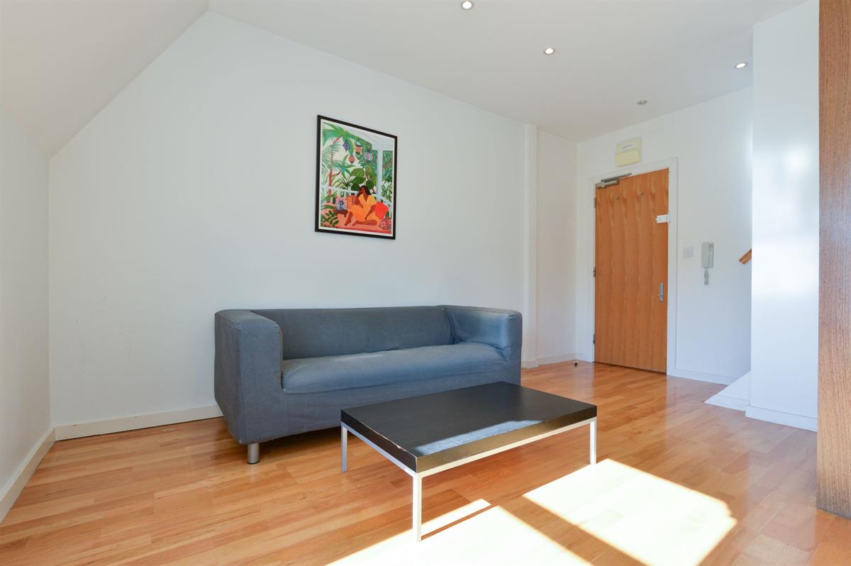 Flat Kings Avenue in Greater London