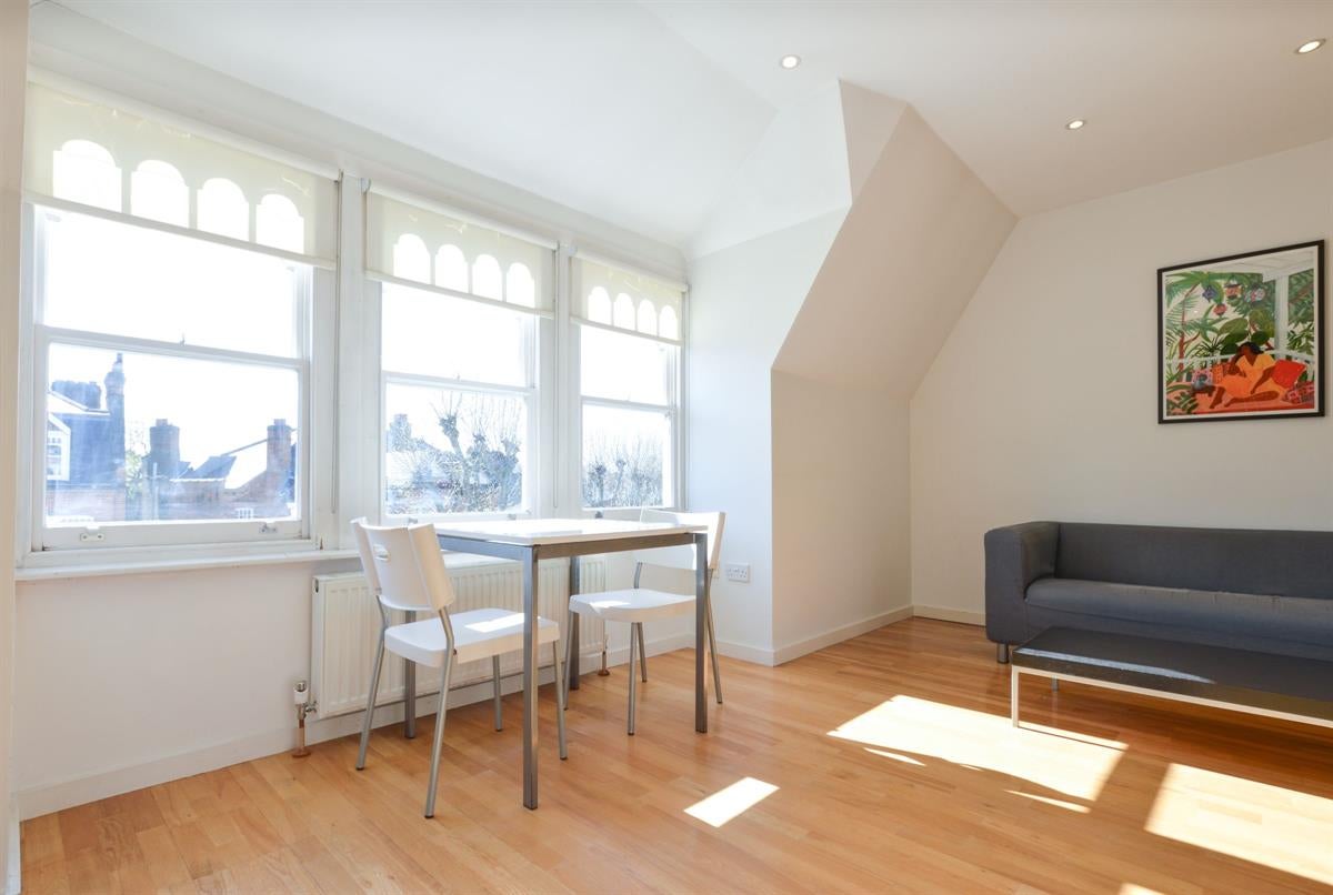 Flat Kings Avenue in Greater London
