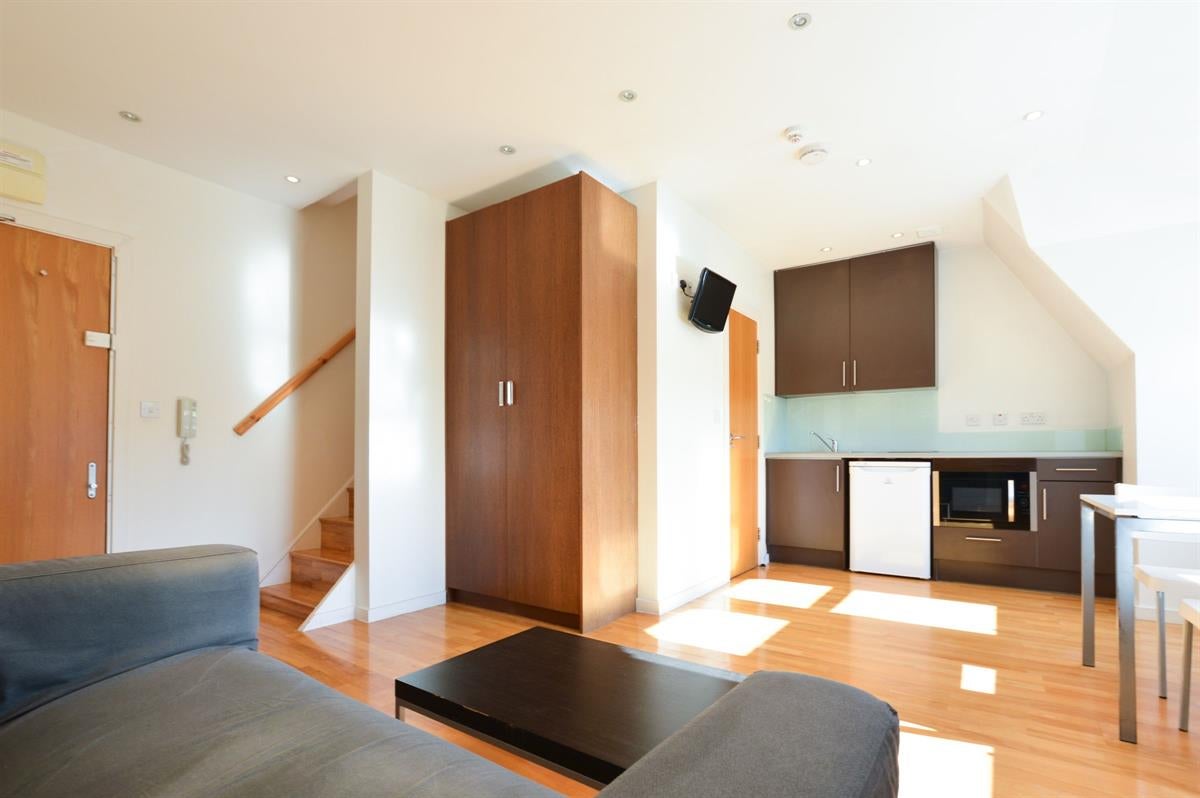 Flat Kings Avenue in Greater London