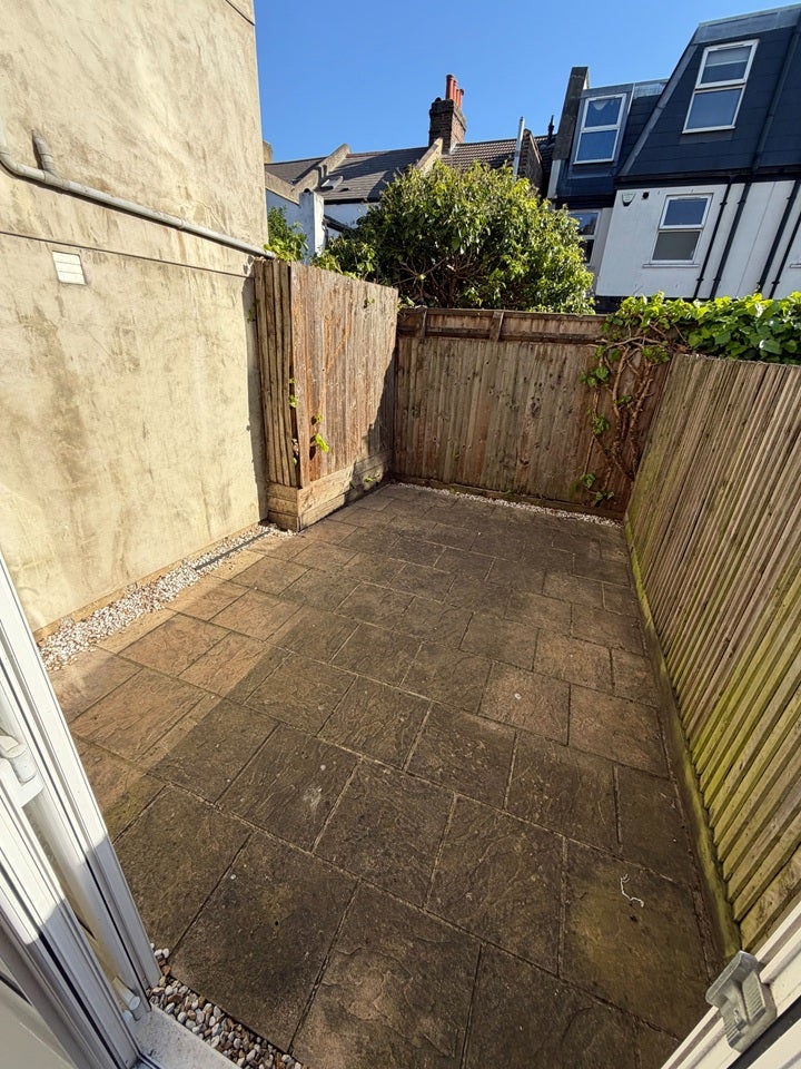 Flat Blackshaw Road in Greater London