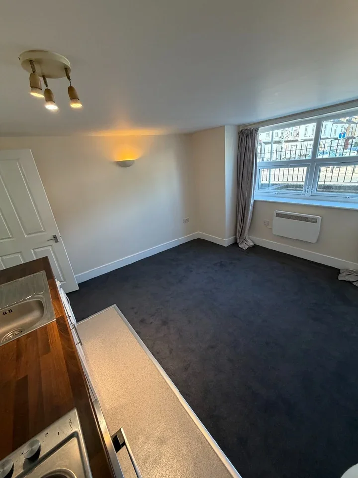 Flat Blackshaw Road in Greater London
