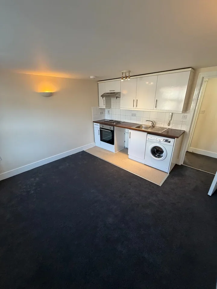 Flat Blackshaw Road in Greater London