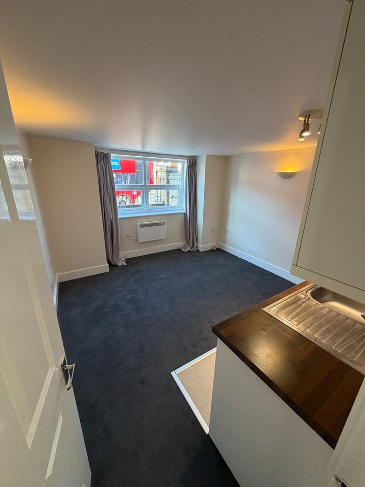 Flat Blackshaw Road in Greater London