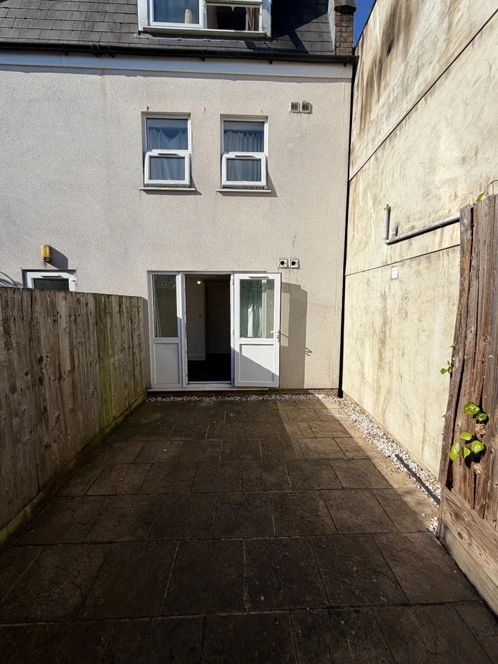 Flat Blackshaw Road in Greater London