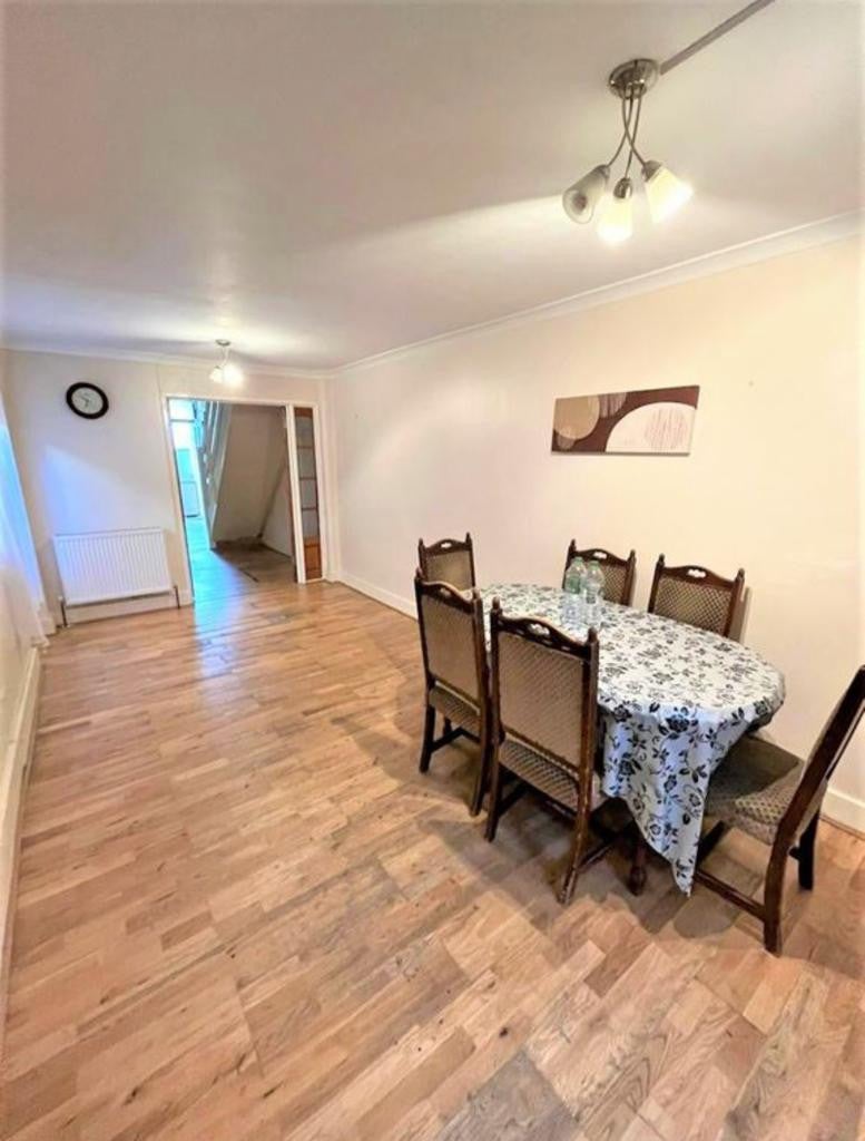 House Shakespeare Crescent in Greater London